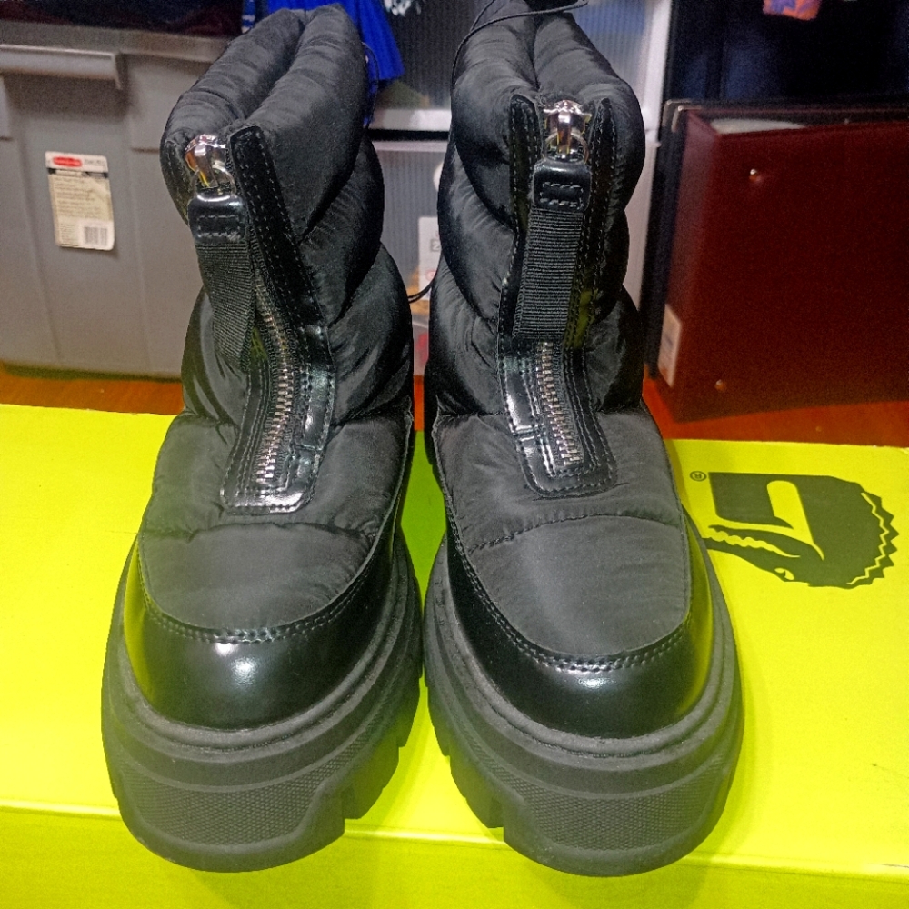 NWT tag size 7 us or size 38 eur black snow 🥾